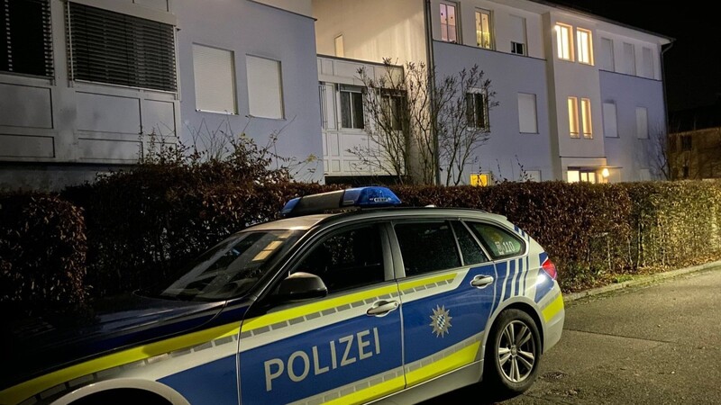 Nachdem die Polizei einen schwer verletzten Mann im Graßer Weg in Regensburg entdeckte, führte sie eine Spur zu einer Wohnung in Ziegetsdorf. Dort fanden die Beamten eine Frauenleiche.