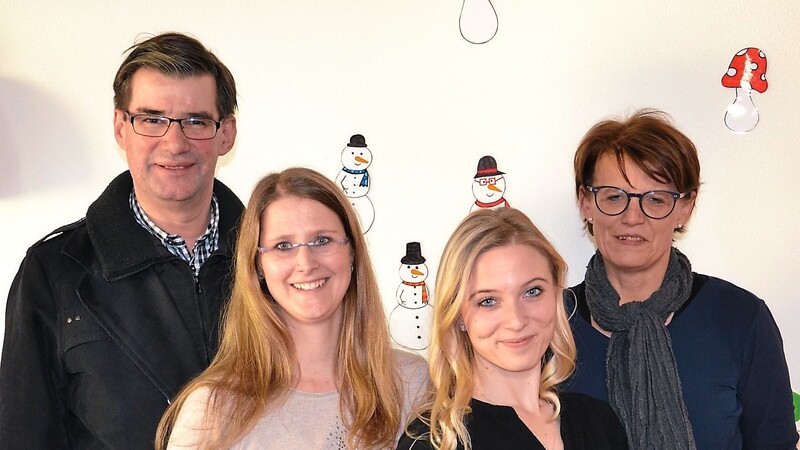 Bürgermeister Karl Ecker und Geschäftsleiterin Emma Limmer (rechts) begrüßten zusammen mit Sabine Dörfler (2. v. l.) Bianca Stegschuster als neue Leiterin der Kinderkrippe "Auer Hopfenzwerge".