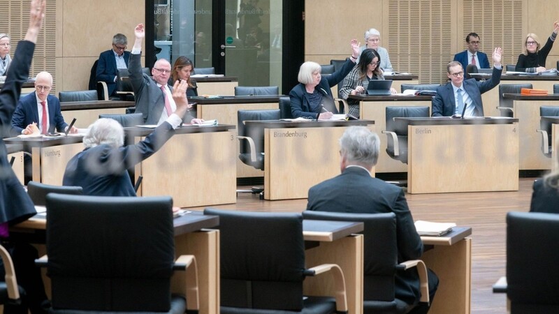 Die Vertreter der Bundesländer mit Michael Müller (r, SPD), Regierender Bürgermeister von Berlin, stimmen bei der Sondersitzung des Bundesrats für das umfangreiche Maßnahmenpaket zur Bekämpfung der Corona-Krise.