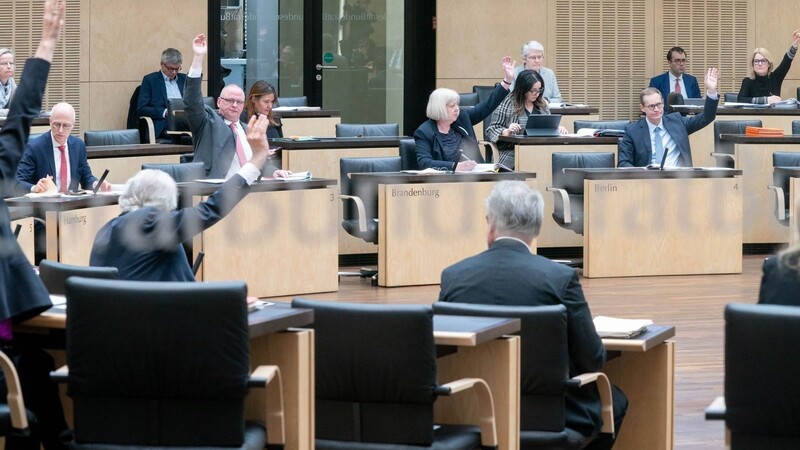 Die Vertreter der Bundesländer mit Michael Müller (r, SPD), Regierender Bürgermeister von Berlin, stimmen bei der Sondersitzung des Bundesrats für das umfangreiche Maßnahmenpaket zur Bekämpfung der Corona-Krise.