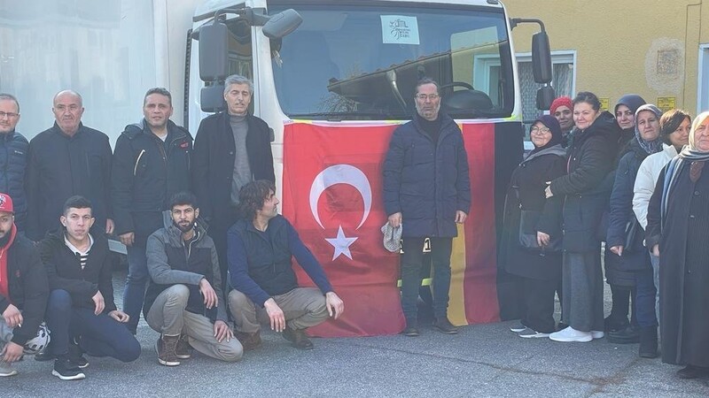 Die Spendensammler rund um Halil Demir (hinten 3.v.l.), dem Vorsitzenden der türkisch-islamischen Gemeinde.