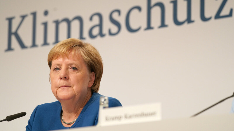 Kanzlerin Angela Merkel (CDU) sitzt bei einer Pressekonferenz nach der Sitzung des Klimakabinetts der Bundesregierung.