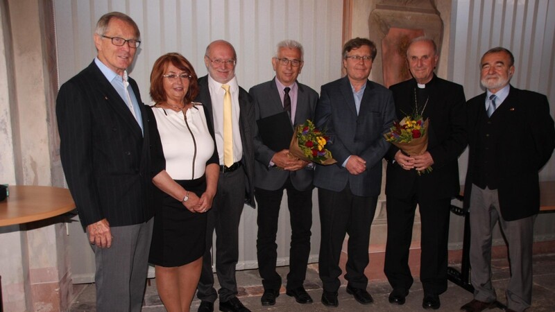 Bei der Verleihung des "Goldenen Herzens für Europa": Jürgen Kögler, Zdenka Hartlova, Alois Hartl, Karl Reitmeier, Zdenek Mack, Bischof Frantisek Radkovsky und Bohumil Rericha (von links).