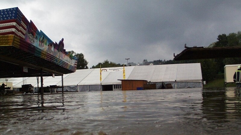 Das Wasser des über die Ufer tretenden Schwarzen Regens überflutete den gesamten Volksfestplatz.