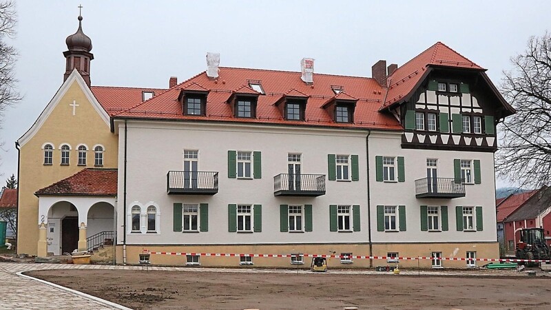 Bei der Sanierung bekam das denkmalgeschützte Gebäude drei Balkone. Derzeit erfolgt auch die Neugestaltung des Spitalgartens, für die die Stadt zuständig ist.