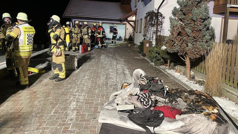 Die Feuerwehrler brachten die in Brand geratene Matratze nach draußen. Nach zwei Stunden war der Einsatz beendet.