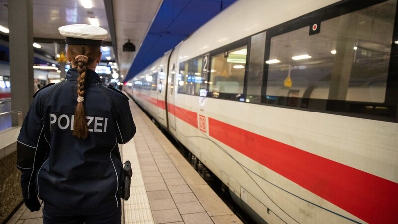 Eine Polizistin steht auf dem Bahnsteig am Nürnberger Hauptbahnhof neben einem ICE der wegen einer Bombendrohung zuvor evakuiert wurde.