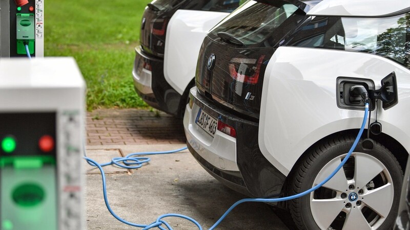 Sind Elektrofahrzeuge wirklich umweltfreundlicher? Der ADAC beantwortet die fünf häufigsten Fragen rund um Elektromobilität.