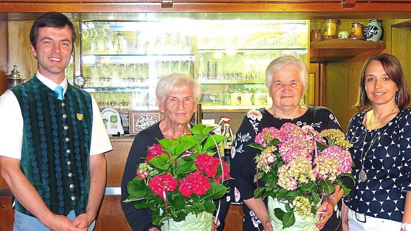 Blumen für die Helferinnen mit dem grünen Daumen: Bürgermeister Daniel Paul (links) und Kinderhausleiterin Alexandra Lummer (rechts) bedankten sich bei Anni Weingärtner (Zweite von links) und Maria Lankes (Dritte von links).