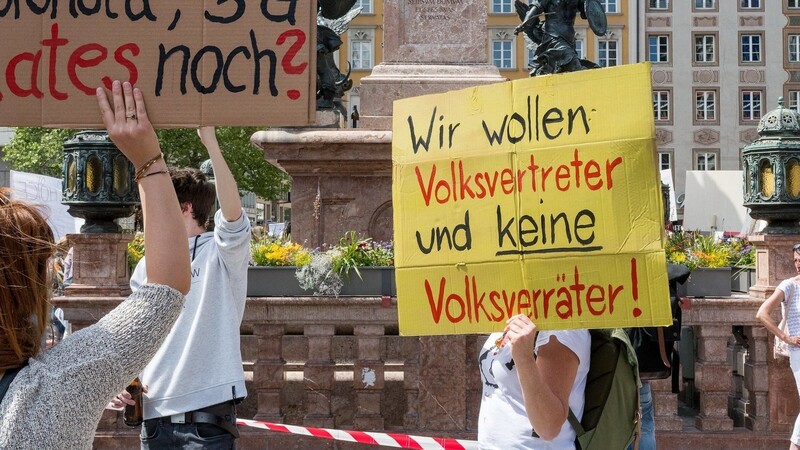 Thomas Witzgall war bei der Demonstration in München am 9. Mai selbst als Beobachter dabei. Schilder wie diese waren am Samstag eher Regel denn Ausnahme.