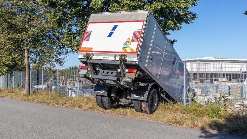 Ein Lastwagen steckt seit Mittwochmorgen in Vilshofen fest.
