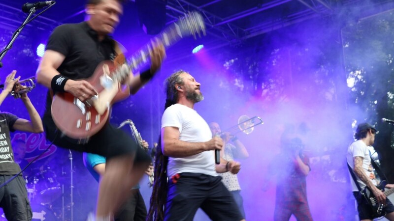 Bei Distemper aus Moskau spielten zu Gitarre und Co. auch Trompeten und ein Saxofon - mit den Bläsern wird aus dem Punk das Genre "Ska Punk".