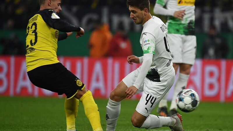 Einsatz auf höchstem Niveau: Babis Makridis (rechts) im Duell mit Thorgan Hazard im DFB-Pokal-Spiel gegen Borussia Dortmund. (Foto: imago)