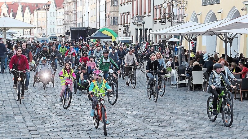 Die Radlnacht führt die Teilnehmer jedes Jahr mehrere Kilometer quer durch die Stadt.