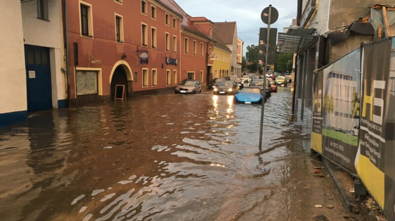 30 Zentimeter tief standen Fahrbahn und Gehweg in Brunnendorf am Sonntagabend unter Wasser. Der Kanal war den Wassermassen nicht mehr gewachsen.