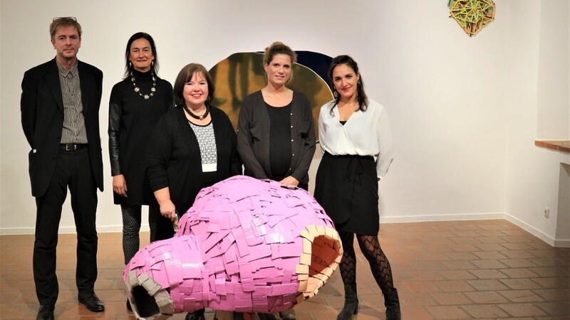 Kunst darf ungewöhnlich sein: Felix Weinold, Anjalie Chaubal, Christa Strohmeier-Heller, Simone Seifert und Carolina Camilla Kreusch.