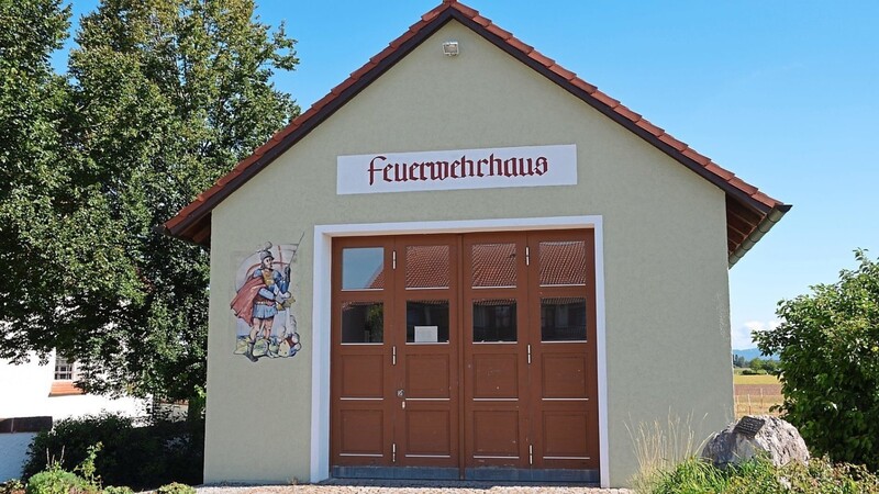 Das Oberehringer Feuerwehrhaus wird ein neues Sektionaltor erhalten.