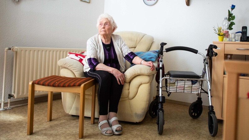 Eine Bewohnerin in ihrem Zimmer im Altenheim - wegen des Besuchsverbots haben viele Ältere kaum Kontakt zu Angehörigen.