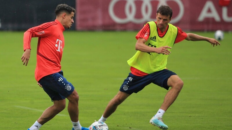 Konkurrenten im offensiven Mittelfeld des FC Bayern: Philippe Coutinho (l.) und Thomas Müller