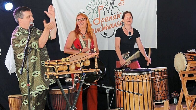 "Oja Pomoja" bringt rhythmisches Trommeln und Percussion aus verschiedenen Kulturkreisen in einer eigenen Interpretation auf die Bühne beim Buchhausener Open Air.