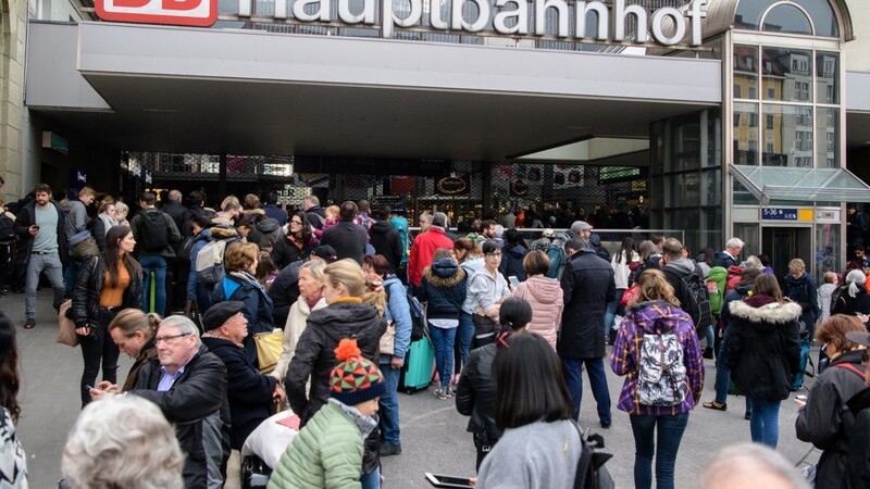 Zahlreiche Reisende warten vor dem abgesperrten Hauptbahnhof. Wegen zweier verdächtiger Reisetaschen sind Teile des Hauptbahnhofs und des Ostbahnhofs in München gesperrt worden.
