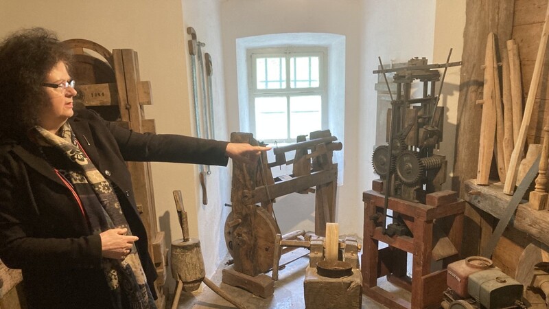 Elisabeth Vogel zeigt einen Ausstellungsraum, in dem es sich der Holzwurm besonders gemütlich gemacht hat.