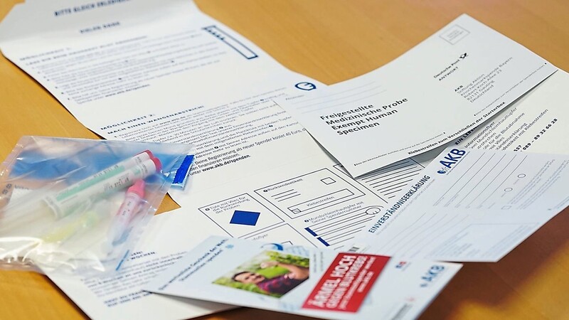 Mit so einem "Lebensretterset" der Aktion Knochenmarkspende Bayern kann man sich registrieren.