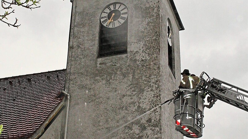 Die Aussenfassade der Auerkieler Kirche wurde von der Feuerwehr Bodenmais mittels Drehleiter vom gröbsten Schmutz gereinigt.