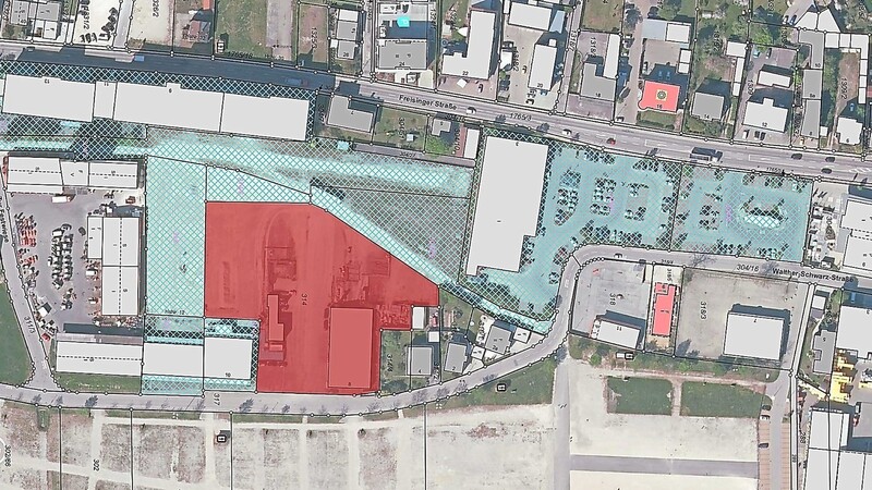 Die Eigentumsverhältnisse auf dem ehemaligen Brandgelände. Blau schraffiert die Flächen der Stadt, rot markiert die Fläche, die sich nicht im Besitz der Kommune befindet.