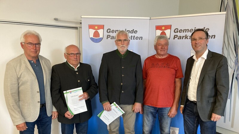 Die Feldgeschworenen Otto Sandl, Helmut Stegbauer, Erwin Heindl, Xaver Probst mit Bürgermeister Martin Panten (v.l.)