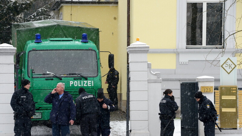 Polizeibeamte vor einer Villa der Firmengruppe S & K in Frankfurt. Bei der bundesweiten Großrazzia wurden auch Gebäude in Regensburg untersucht. (Foto: dpa)