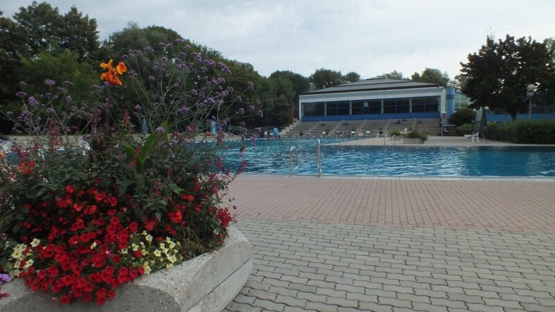Badegäste können ab Samstag schon im Sportbecken schwimmen.