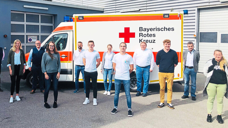 Die sechs Azubis im Rettungsdienst des Roten Kreuzes im Landkreis Kelheim mit der Kreisgeschäftsführung und den Praxisanleitern.