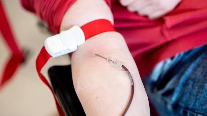Blut läuft während einer Blutspende beim Blutspendedienst.
