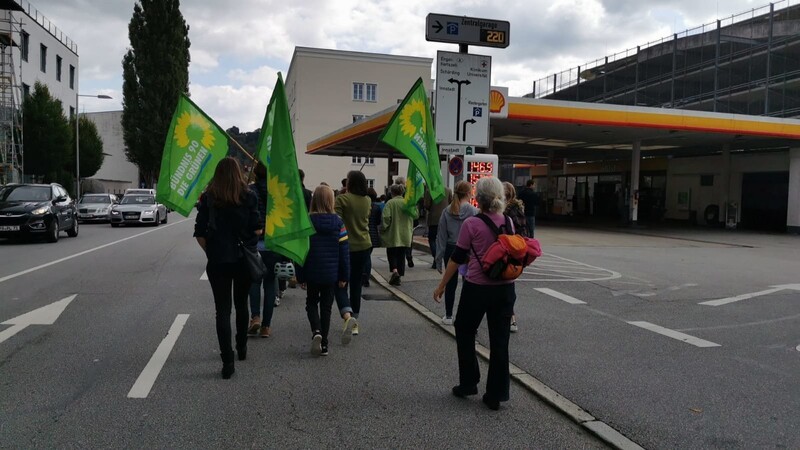 Demonstrationszug von Kilmaaktivisten durch Passau.