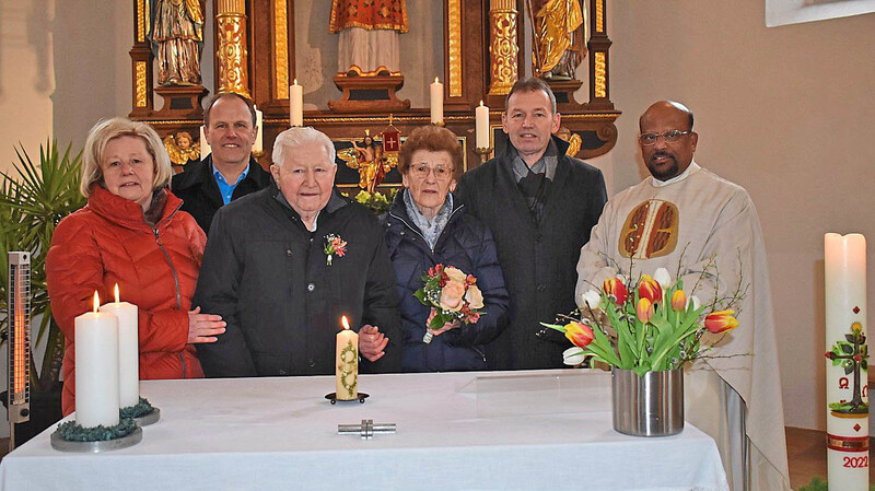 Erna und Richard Leppmeier (Mitte) zu Ehren feierte Pfarrer Alexander Thodukayil einen Gottesdienst. Dazu gesellten sich die Kinder und Bürgermeister Leonhard Berger (2.v.l.) .