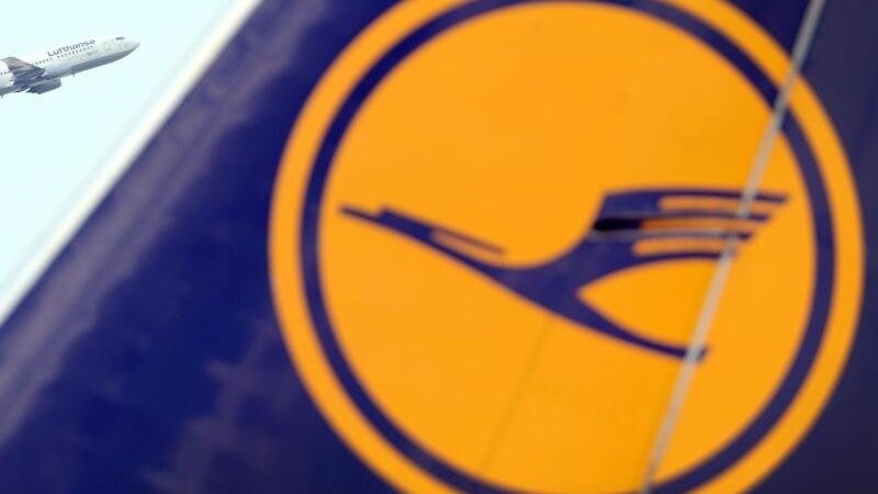 Das Logo der Deutschen Lufthansa. Der Konzern schließt den Flugbetrieb der Beteiligung SunExpress Deutschland,.