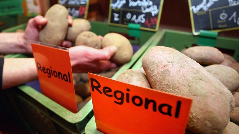 Laut dem Ernährungsreport 2020 legen 83 Prozent der Deutschen großen Wert auf regionale Lebensmittel. Viele Händler kommen diesem Wunsch mit regionalen Eigenmarken nach. Doch nicht immer stecken in Produkten, die als "regional" gekennzeichnet sind, auch wirklich Zutaten aus der Region. (Symbolbild)