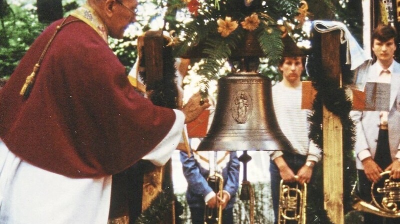 Bischof Dr. Antonius Hofmann weihte die Glocke im Jahr 1983.