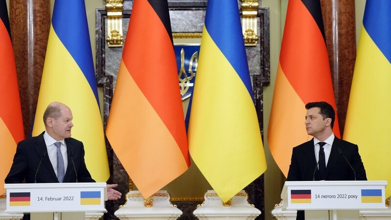 Bundeskanzler Olaf Scholz (SPD, l.) und der ukrainische Präsident Wolodymyr Selenskyj geben im Marienpalast nach einem gemeinsamen Treffen eine Pressekonferenz. Thema war der schwellende Konflikt mit Russland.