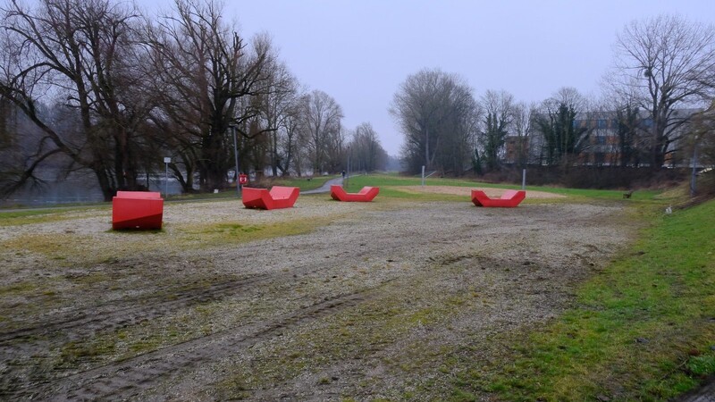 Ein aktuelles Bild des Stadtstrandes: Lediglich rote Sitzflächen stehen Bürgern dort derzeit zur Verfügung. Das könnte sich im April ändern.