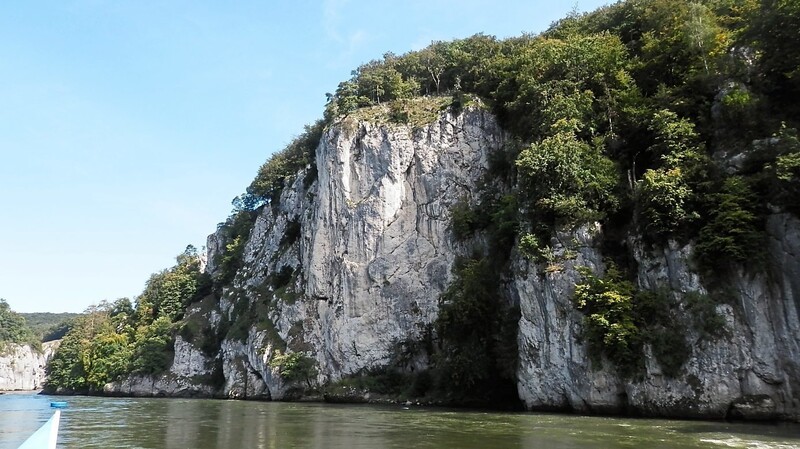 Die mächtige Römerwand im Donaudurchbruch bleibt bis in den Sommer für Kletterer gesperrt, um die Vogelbrut zu schützen.