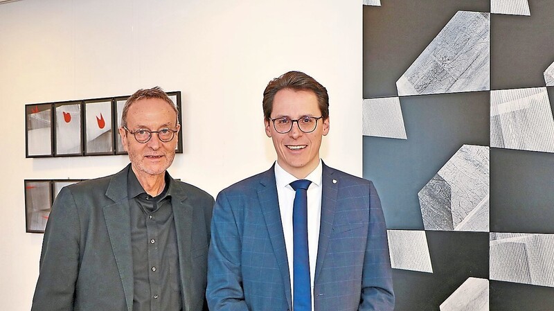 Johannes Pasquay (l.) und Oberbürgermeister Dr. Christian Moser bei der Ausstellungseröffnung.