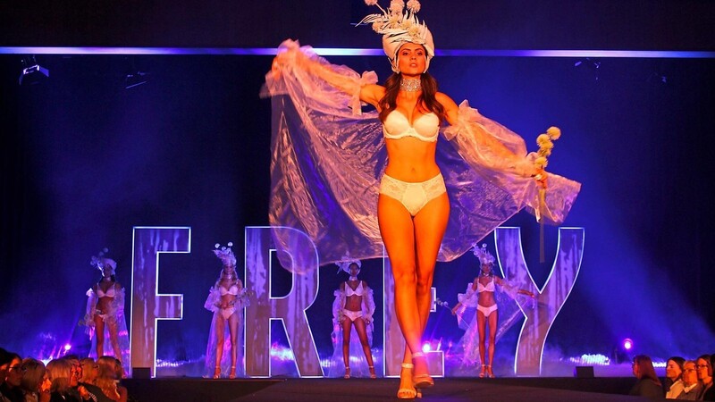 Outfits, Beleuchtung, Bühnenbild: Die Modenschau von Frey ist eine aufwändig inszenierte Show.
