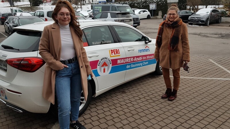 Simone Kulzer freut sich über ihren Wagen, den sie nun vier Wochen lang steuern darf. Rechts im Bild Prokuristin Martina Teichgräber.