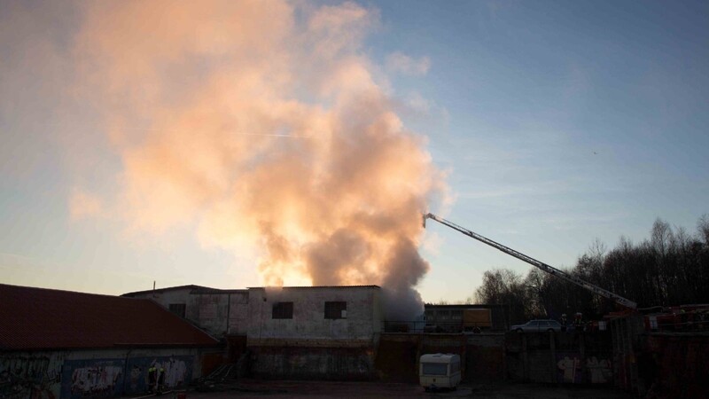 In Kumhausen ist am Sonntagmorgen eine Lagerhalle in Brand geraten.