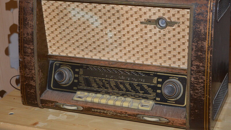 Ein Radioempfänger der 1950er Jahre, mit dem man Günter Eichs Hörspielen lauschen konnte, ist eines der Exponate in der Ausstellung.