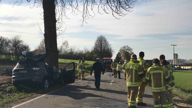 Tragischer Autounfall am Donnerstag bei Wenzenbach im Landkreis Regensburg. Dabei kam ein Mensch ums Leben.