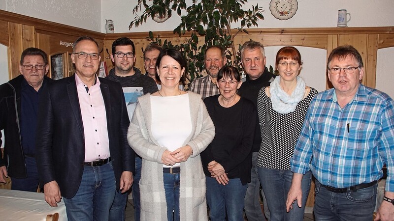 Bürgermeisterkandidatin Ulrike Riedel-Waas (Mitte) mit den anwesenden VAW-Stadtratsbewerbern.