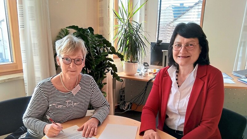 Rita Nerl (l.), hier mit Bürgermeisterin Andrea Weiß, unterstützt die Wohnraumberatung künftig in Hohenthann.